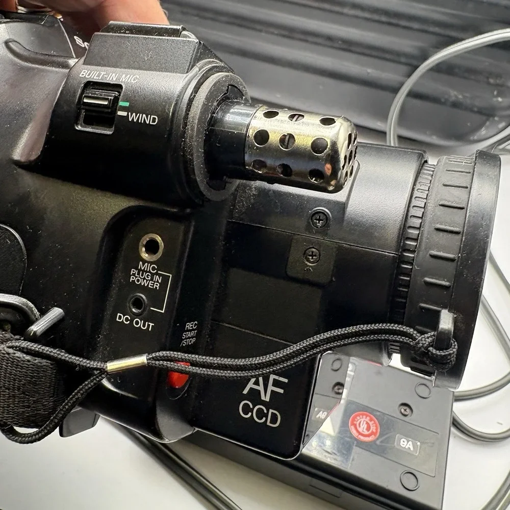 Sony CCD-F70 Camcorder, Hard Shell Case, Accessories VTG Video 8 NTSC Video READ